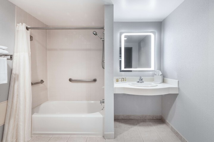 DoubleTree by Hilton Newark Penn Station