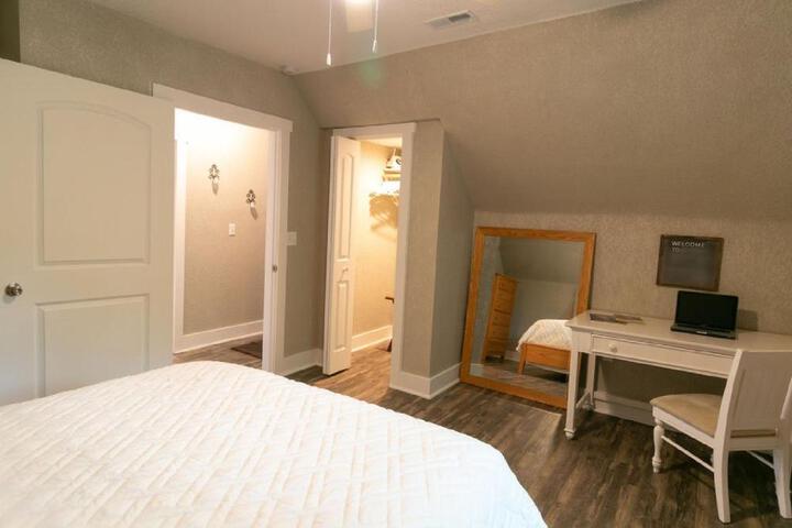 Spacious Rustic Downtown Market St. 1 Bedroom Apt Sleeps Up to 5, Steps to Honeywell & Eagles Theatre