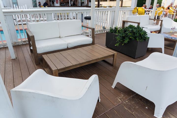 Lounge 87 of 122