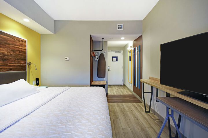 Room 13 of 32