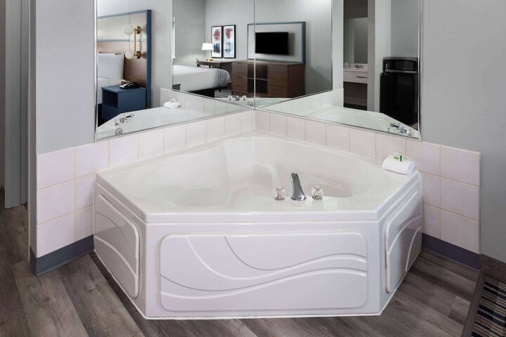 Hot Tub 64 of 64