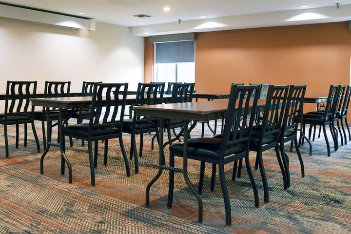Comfort Inn & Suites NW Milwaukee