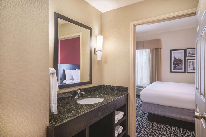 La Quinta Inn & Suites by Wyndham Smyrna TN - Nashville