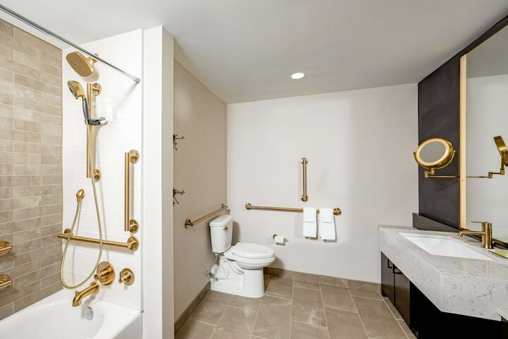 Hotel Fort Des Moines Curio Collection by Hilton