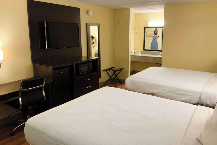 Days Inn by Wyndham Troy IL