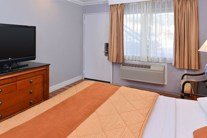 Room 6 of 15