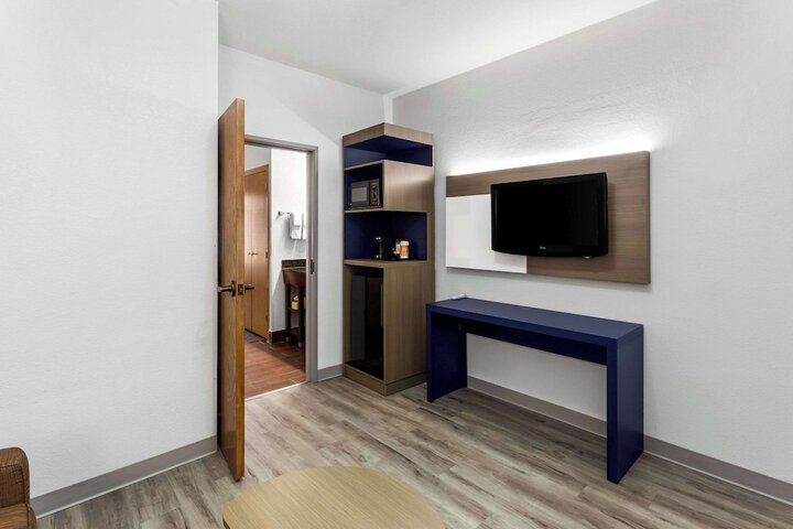Room 27 of 39