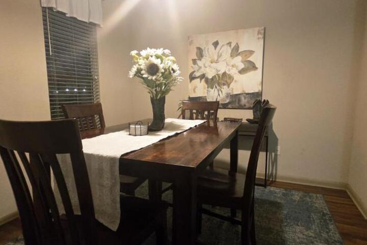 Old Fort Loft King & Queen suites nearest accomodation to Marshals Museum power your EV for free!