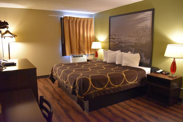 Room 9 of 16