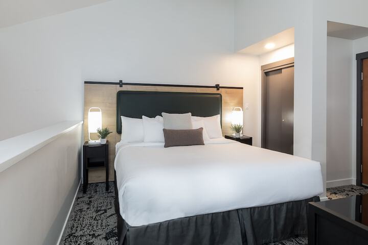 Room 27 of 71