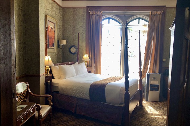 Room 30 of 87
