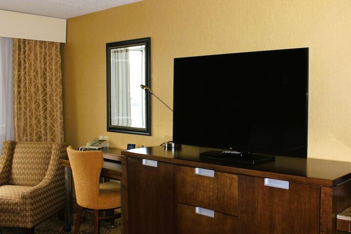 DoubleTree by Hilton Bay City - Riverfront