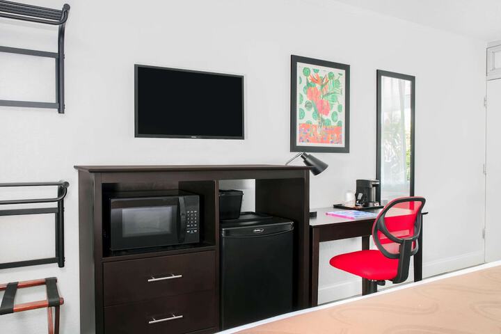 Room 33 of 48
