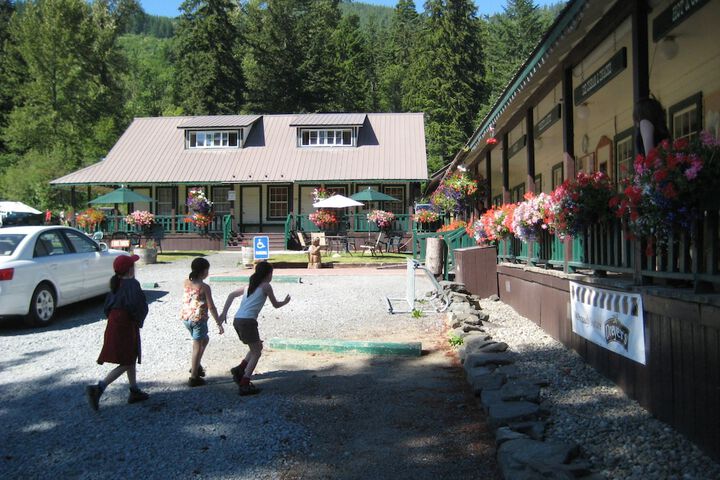Whittakers Motel & Historic Bunkhouse