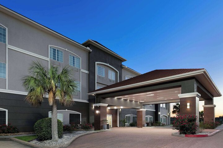 La Quinta Inn & Suites by Wyndham Deer Park