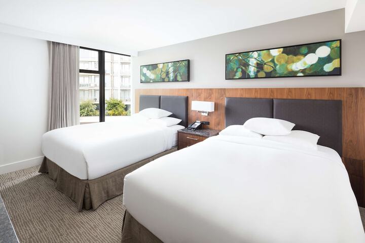 DoubleTree by Hilton Hotel & Suites Victoria