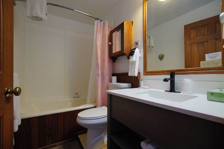 Snyders Shoreline Inn