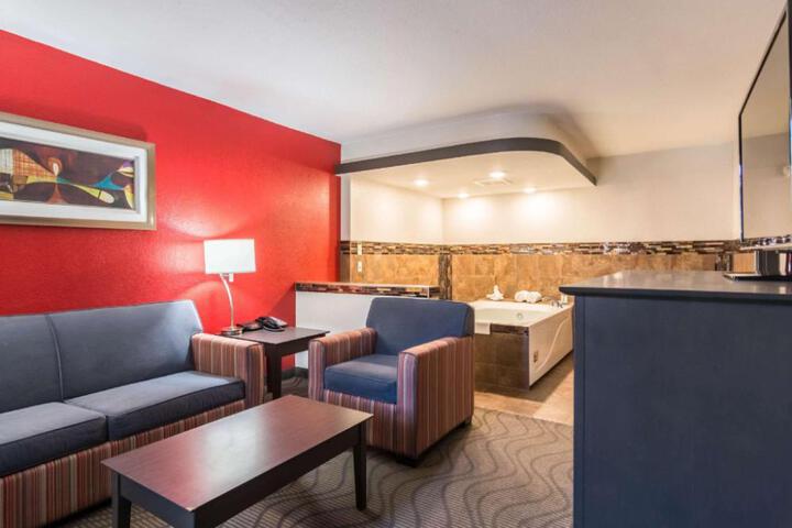 Clarion Inn & Suites Russellville I-40