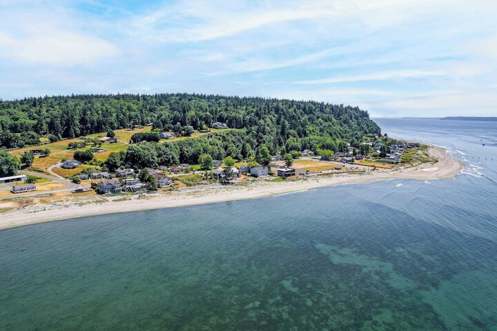 Private Beach Access + Water Views! Sleeps 18 Historic 6bdr Farmhouse w / Deck