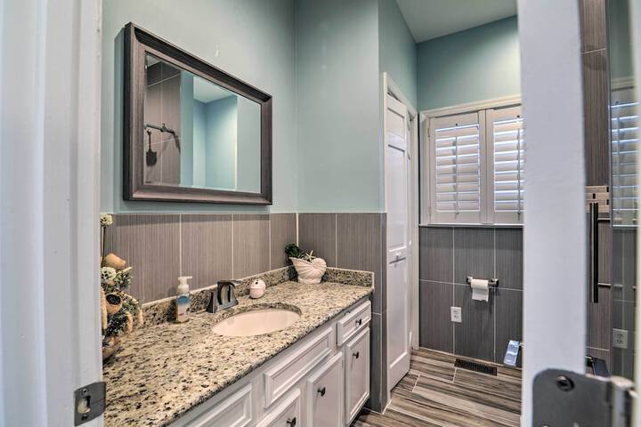 Luxurious Waterfront Home w / Private Pier & Views!
