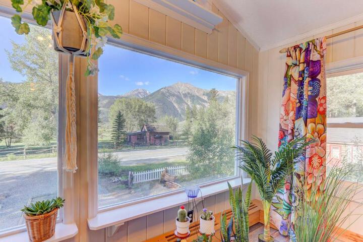 Lake Cabin w / King Bed Foodie Kitchen, & Views