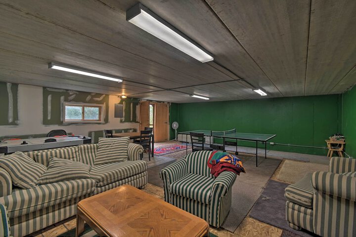 Spacious Lakehouse w / Deck Kayaks, & Dock!