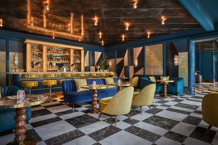 Lounge 62 of 74