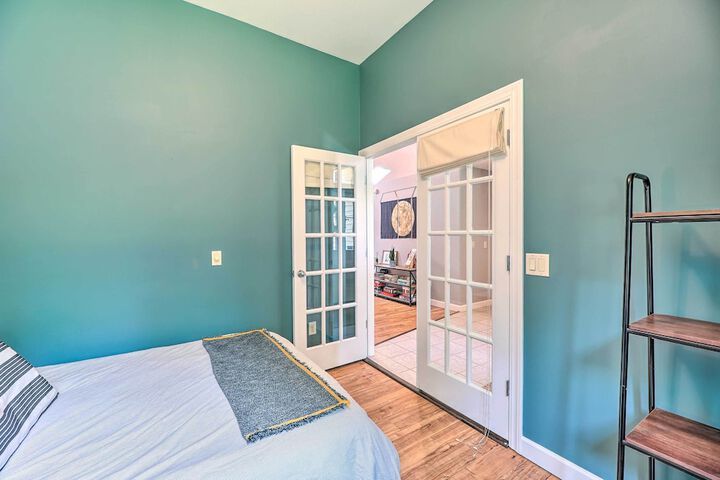 Cozy Whitehall Hideaway w / Hot Tub + Chiminea!