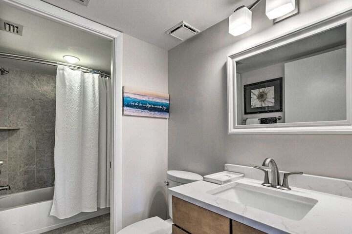 Jupiter Bay Condo w / Pool Half Mile to Beach!