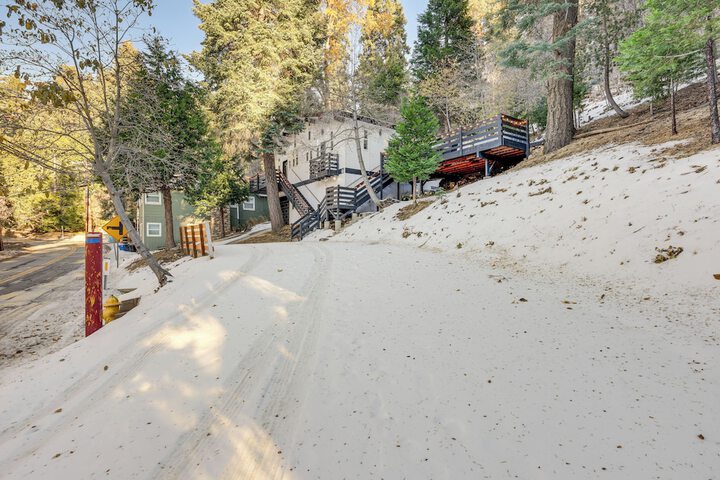 Lake Arrowhead Hideaway w / Deck & Hot Tub