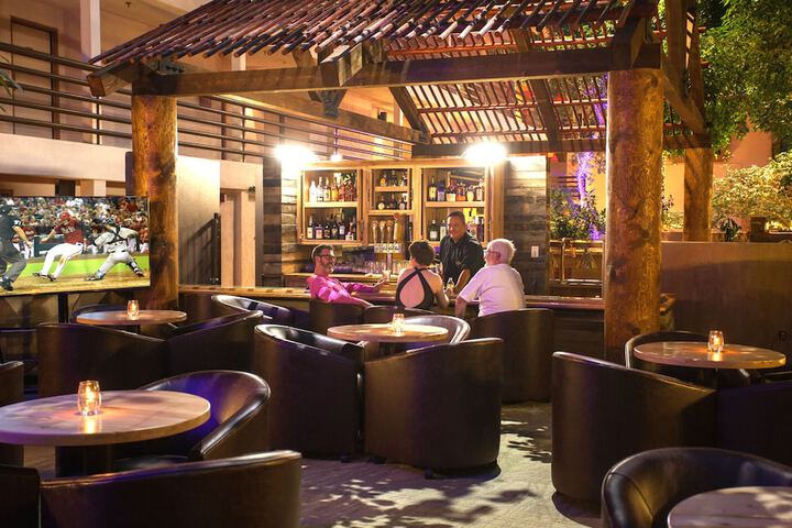 Lounge 44 of 54