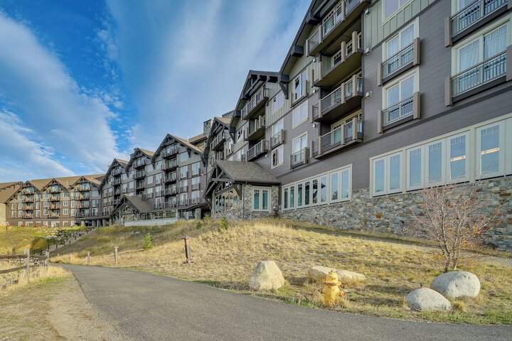 Mountain Views & Pool Access: Cle Elum Condo!