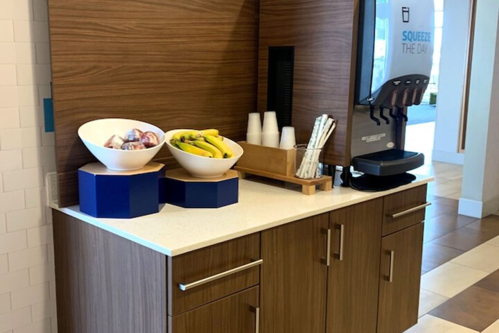 Holiday Inn Express & Suites Parkersburg East by IHG