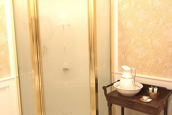 Room 65 of 84