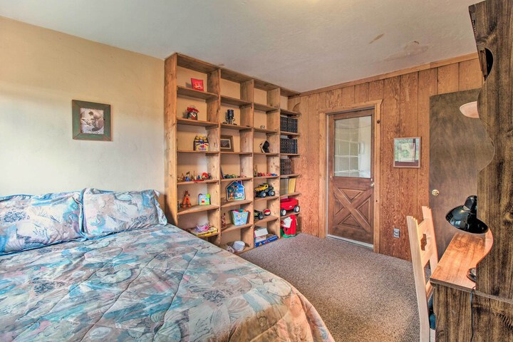 Peaceful Ranch Cabin 3 Mi to Becker Lake!