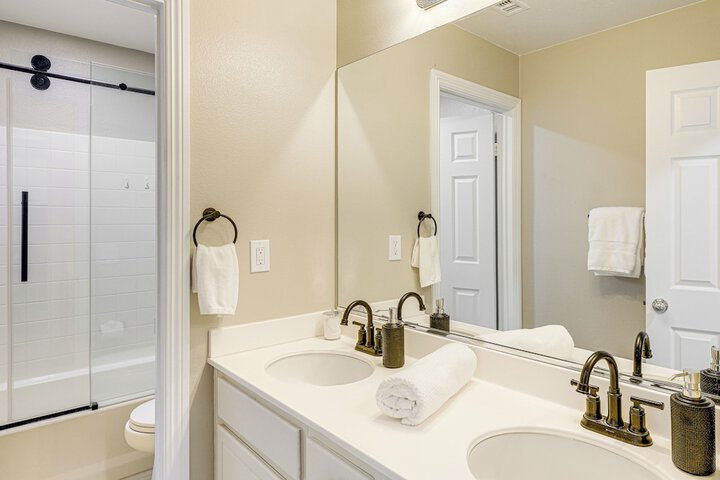 Mtn-view Gem w / Private Yard: Luxe Beaumont Home