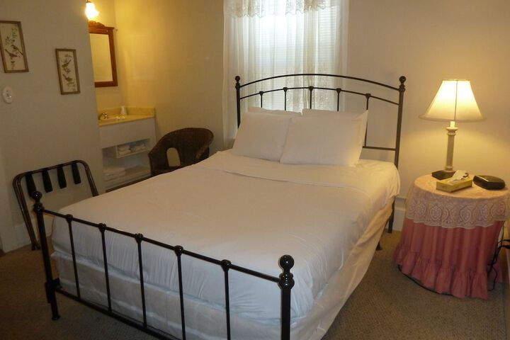 Room 27 of 38