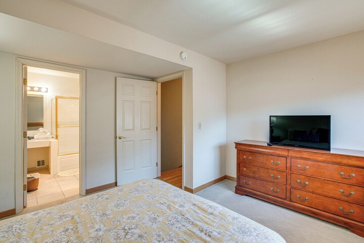 1 Mi to Diamond Peak: Townhome w / Lake Views