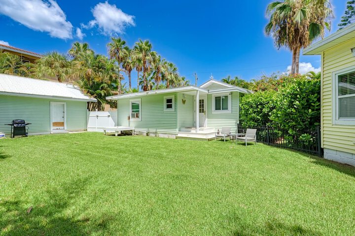 Cottage Haven-one Minute Walk To The Beach-private Yards-keyless Locks