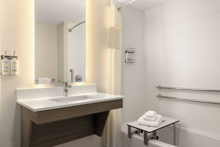 Holiday Inn Express Fayetteville – Fort Bragg by IHG