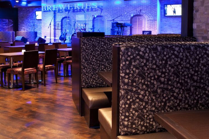 Lounge 33 of 42