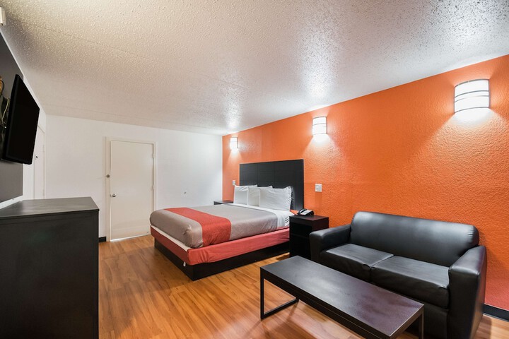 Room 13 of 33