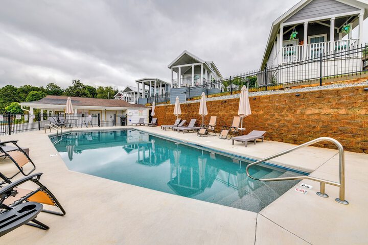 Waterfront Lake Norman Cabin w / Screened Porch!