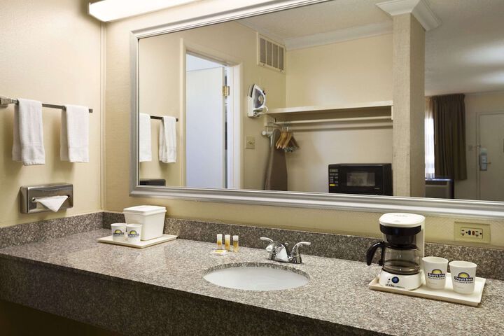 Room 32 of 46
