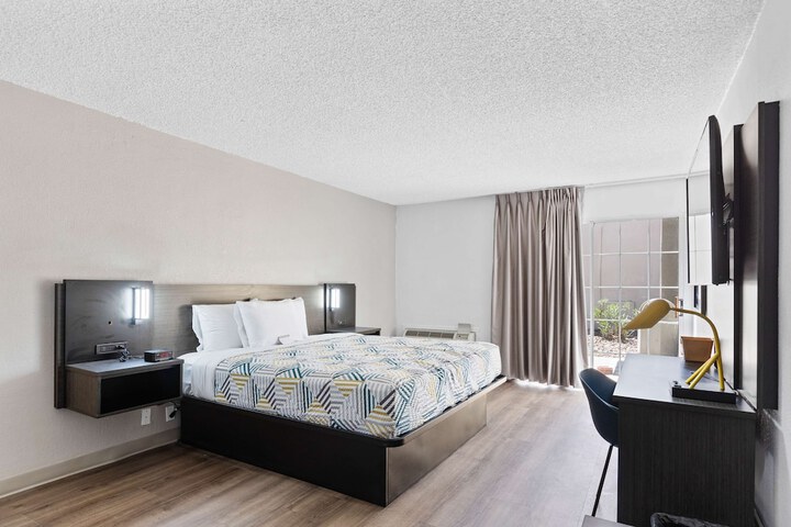 Room 10 of 19