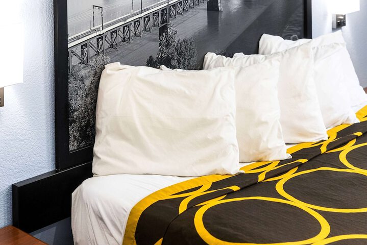 Super 8 by Wyndham Pittsburgh / Monroeville