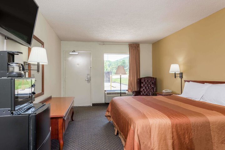 Room 10 of 14
