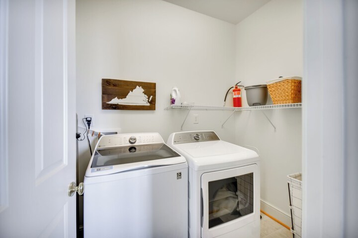 Bayfront White Stone Escape w / Private Beach!