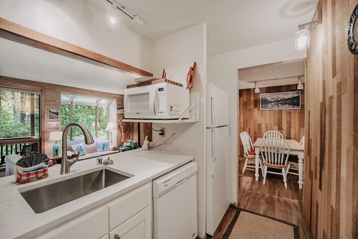 84SW - Sauna - Soaker Tub - Fireplace - Sleeps 6