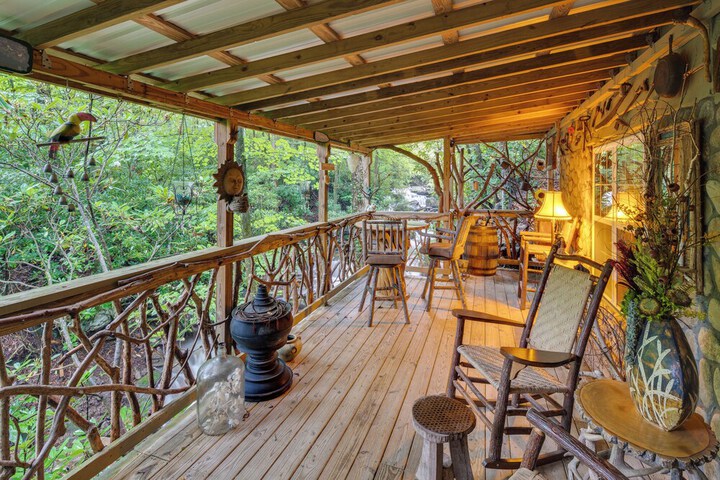 Celo Cabin w / Deck in Pisgah National Forest